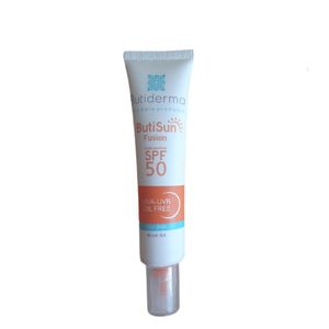 کرم ضد آفتاب بدون رنگ بیوتی درما spf 50 مدل fusion ‌مناسب پوست‌های چرب و مختلط حجم 40 میلی‌لیتر
